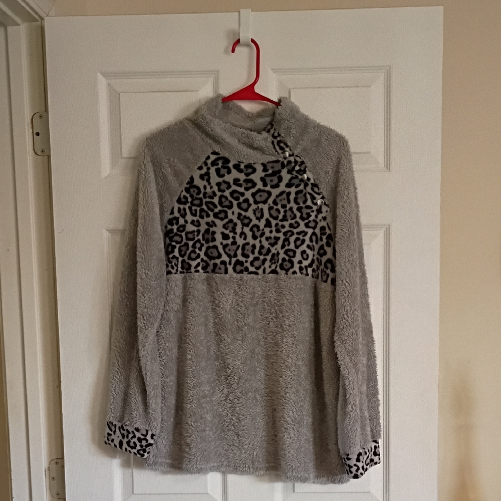 Cozy Women's Gray Leopard-Accent Plush Sweater